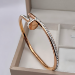 Жорсткий браслет-цвях Cartier с камінням з логотипом рожеве золото1