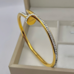 Жорсткий браслет-цвях Cartier с камінням з логотипом лимонне золото1