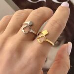 Каблучка Van Cleef з двома конюшинами на руці