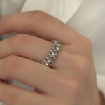 Каблучка Cartier Clash з рухливими елементами та логотипом срібло на руці