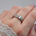 Каблучка Cartier з логотипом та камінням цирконію срібло на руці