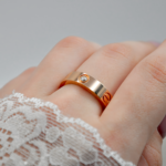 Каблучка Cartier з логотипом та камінням цирконію рожеве золото на руці