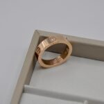 Каблучка Cartier з логотипом та камінням цирконію рожеве золото