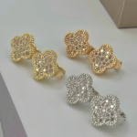Сережки Van Cleef у камінні з англійською застібкою та логотипом