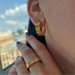 Класичні сережки Cartier з логотипом лимонне золото на вусі