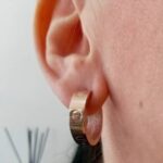 Класичні сережки Cartier з логотипом рожеве золото на вусі