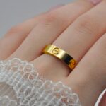 Каблучка Cartier з логотипом лимонне золото на руці