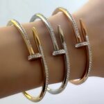 Жорсткий браслет-цвях Cartier с камінням з логотипом