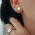Сережки-пусети Cartier з логотипом срібло на вусі
