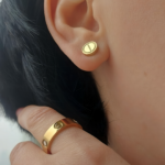 Сережки-пусети Cartier з логотипом золото на вусі
