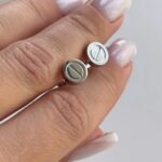 Сережки-пусети Cartier з логотипом срібло на руці