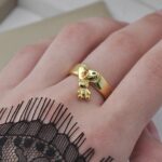 Каблучка з підвіскою у вигляді ведмедика золото на руці