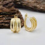 Маленькі сережки з камінням цирконію та англійською застібкою золото2