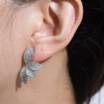 Сережки з листковими елементами з камінням на вусі2