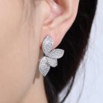 Сережки з листковими елементами з камінням на вусі