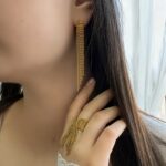 Довгі сережки з кульковими підвісками золото на вусі