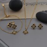 Комплект прикрас із чорними квіточками з камінням2