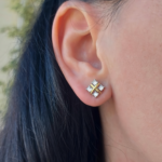 Сережки-пусети Tiffany з каміням на вусі