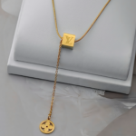 Підвіс Louis Vuitton із кубічним елементом лимонне золото1