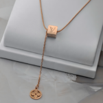 Підвіс Louis Vuitton із кубічним елементом рожеве золото1
