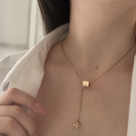 Підвіс Louis Vuitton із кубічним елементом на тілі