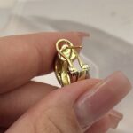 Маленькі потрійні сережки Cartier з логотипом лого