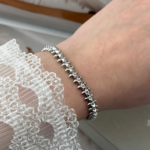 Браслет Cartier Clash з рухливими елементами та логотипом срібло на руці