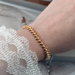 Браслет Cartier Clash з рухливими елементами та логотипом рожеве золото на руці
