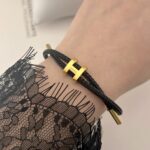 Нитковий браслет Hermes на затяжці золото/чорний на руці