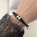 Нитковий браслет Hermes на затяжці срібло/чорний на руці