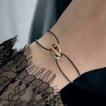 Нитковий браслет Cartier з логотипом чорний на руці