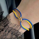 Нитковий браслет Cartier з логотипом жовто-блакитний на руці