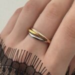 Тонка потрійна каблучка Cartier з логотипом на руці