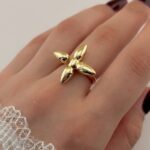 Каблучка Louis Vuitton універсального розміру золото на руці