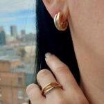 Маленькі потрійні сережки Cartier з логотипом на вусі