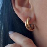 Потрійні сережки півкільця Cartier з логотипом на вусі