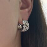Широкі сережки Hermes з логотипом срібло на вусі
