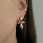 Сережки Louis Vuitton з колекції Louisette на вусі