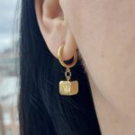 Кубічні сережки Louis Vuitton лимонне золото на вусі