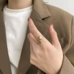 Подвійна каблучка Louis Vuitton з кубічними елементами на руці2
