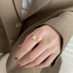 Подвійна каблучка Louis Vuitton з кубічними елементами на руці1