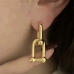 Подвійні сережки Tiffany з колекції HardWear золото на вусі