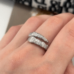 Каблучка BVLGARI з камінням у вигляді змії срібло на руці