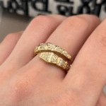 Каблучка BVLGARI з камінням у вигляді змії лимонне золото на руці