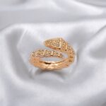 Каблучка BVLGARI з камінням у вигляді змії рожеве золото2