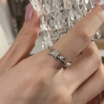 Тонка каблучка Tiffany з колекції Knot срібло на руці