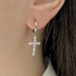Сережки у вигляді хрестика з камінням на круглій застібці срібло на вусі