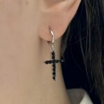 Сережки у вигляді хрестика з камінням на круглій застібці чорний на вусі