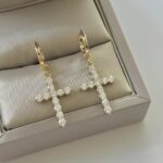 Сережки у вигляді хрестика з камінням на круглій застібці золото2