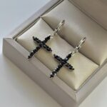 Сережки у вигляді хрестика з камінням на круглій застібці чорний2